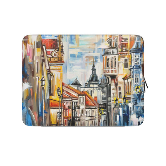 „Old Town" Laptop-Hülle mit einem Werk von Varvaros Vasiljevos, Vorderansicht