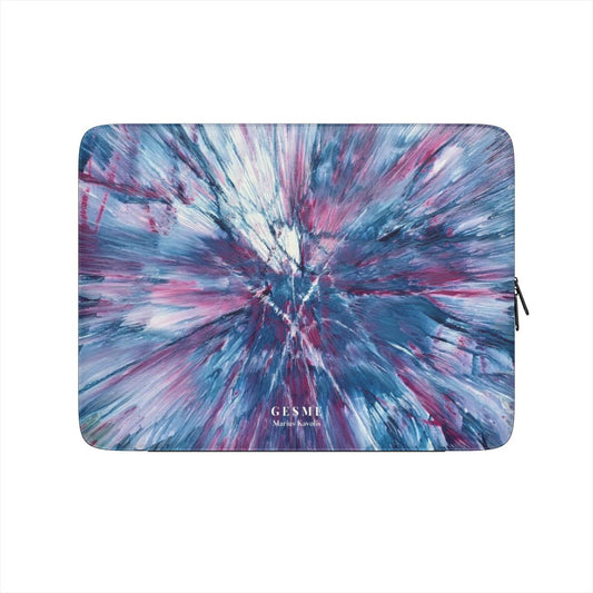 „Violet" Laptop-Hülle mit einem Werk von Mariaus Kavolio, Vorderansicht