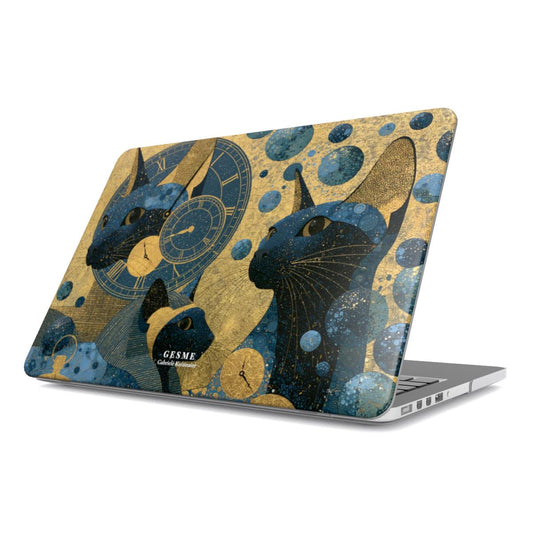 "Spalvotos Katės ir Laikas" MacBook dėklas su Gabrielės Kuizinaitės kūryba, vaizdas iš priekio